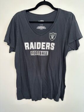 Las Vegas Raiders Black V-Neck Graphic T - Sz. XL